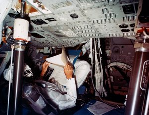 NASAコマンドモジュール内の宇宙飛行士、1970年代。 作： NASA Images