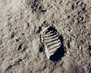 1969 年 7 月、月面に着陸したアポロ 11 号のブートプリント。 作： NASA Images