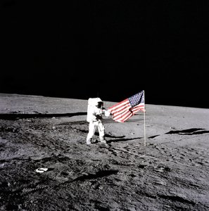 アポロ 12 号 - NASA、1969 年。 作： NASA Images