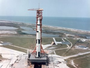1971年に米国フロリダ州のケネディ宇宙センターの発射台にいるアポロ15号。