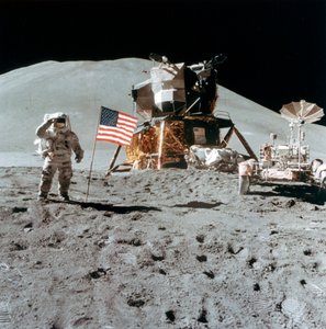 ジェームズアーウィン宇宙飛行士1930-1991は、1971年に月面で敬礼します。