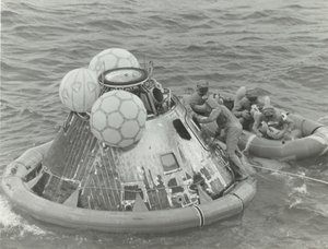 [アポロ 11 号の着水事故後の救命ボートの宇宙飛行士]、1969 年。