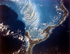 宇宙から見た地球 - エリューセラ島、バハマ、1980 年代。 作： NASA Images
