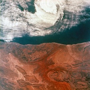 宇宙から見た地球 - 1965 年、ジェミニ 5 号から見た嵐の目。