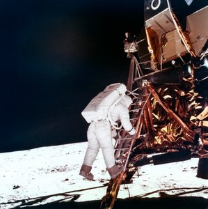 エドウィンバズアルドリンは、月面モジュールのはしごの階段を下って、1969年に月面を歩きます。