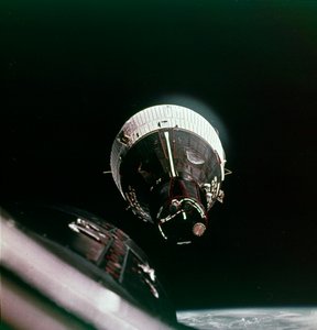 宇宙での最初のランデブー、1965 年 12 月 15 日。 作： NASA Images