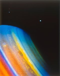 探査機ボイジャー 2 号から見た土星とその衛星ディオネ。 作： NASA Images