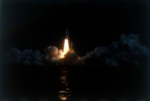 スペースシャトル「コロンビア」が離陸、ケネディ宇宙センター、メリット島、フロリダ、米国。 作： NASA Images