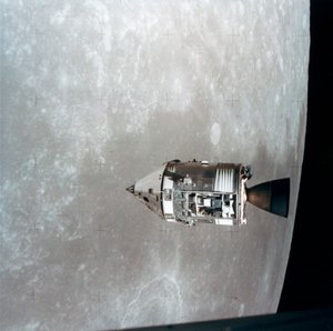 1971年の月軌道のApollo 15コマンドおよびサービスモジュール。 作： NASA Images