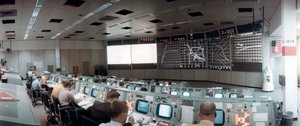 アメリカ、テキサス州ヒューストンのミッションコントロールセンターのミッションオペレーションコントロールルーム、1971年。 作： NASA Images