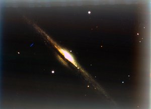 かみのけ座の針銀河。 作： NASA Images