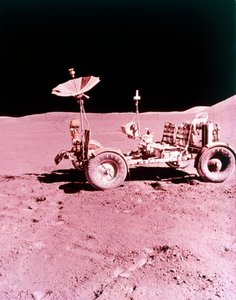 最初の月面車、アポロ 15 号、1971 年 7 月。 作： NASA Images