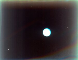 天王星と衛星ミランダ、アリエル、ウンブリエル、ボイジャー 2 号、1986 年 1 月 24 日。 作： NASA Images
