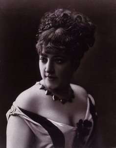 女性の肖像画。 デコルテをつけた女性の顔とハート型のペンダントのネックレス 作： studio of Nadar