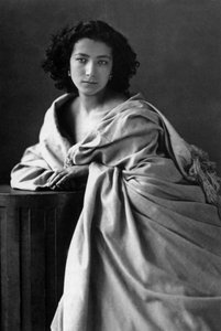 フランスの女優サラ・ベルナール（1844-1923）、写真はナダール（1820-1910）。 作： Nadar