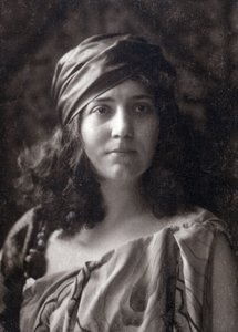 Lea Pirou......髪を束ねるターバン 作： Nadar