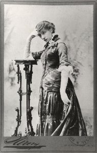 アメリカで撮影されたサラ・ベルナール（1844-1923）の肖像（モノクロ写真） 作： Napoleon Sarony