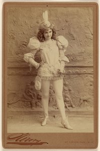 [衣装を着て立つ身元不明の女優] 作： ナポレオンサロニー