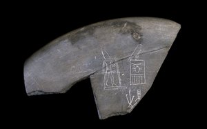 刻まれた石器の断片、紀元前3285年頃（彫刻されたシルト岩）