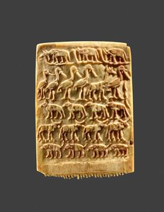 野生動物の列をあしらった髪の櫛 紀元前3200～3100年頃（象牙