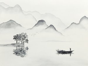 静かな山間の湖のボート