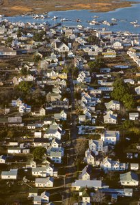 タンジール島の集落の背骨であるキング・ストリート沿いの家々の航空写真... 作： Nathan Benn