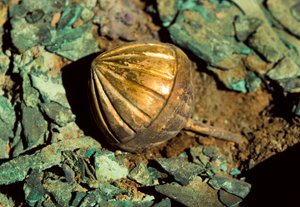 ペルーのシパン旧主のモチェ王墓に埋葬された金のガラガラ