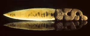 アナトリア中央部のカタル・フユクで発掘された新石器時代の彫刻と欠刻の石製ナイフ