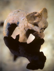 カタル・フユクから出土した象に似た哺乳類の新石器時代の粘土彫刻 作： Nathan Benn