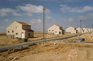 砂漠のモシャヴ・ニザナことモシャヴ・カデシュ・バルネアのイスラエル人入植者のための新しい住宅 作： Nathan Benn