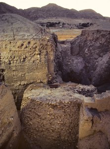 新石器時代のエリコ遺跡のトレンチ 作： Nathan Benn