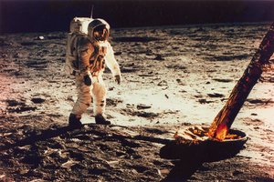 月面着陸船の足の近くを歩くバズ・オルドリン、1969年。