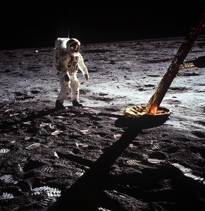 月着陸船の足元に立つバズ・オルドリン、アポロ II ミッション、1969 年 7 月。