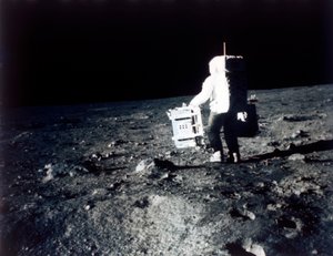 月面で実験を行うバズ・オルドリン、アポロ II ミッション、1969 年 7 月。