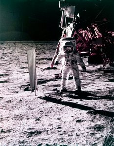 1969 年 7 月のアポロ 11 号ミッションで月面に太陽風コレクターを展開するバズ オルドリン。 作： Neil Armstrong