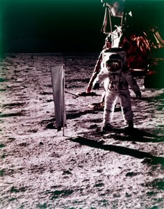 1969 年 7 月、アポロ 11 号のミッションで月面に太陽風コレクターを展開するバズ オルドリン。 作： Neil Armstrong