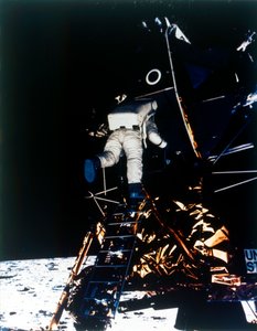 1969 年 7 月、アポロ II ミッションの月着陸船から降下するバズ オルドリン。 作： Neil Armstrong