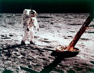 1969 年 7 月、アポロ 11 号ミッション、月面着陸船の脚の近くにいるバズ オルドリン。 作： Neil Armstrong