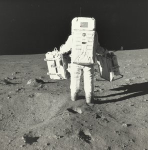 初期のアポロ科学実験パッケージのコンポーネントを搭載した月面のバズ・オルドリン、1969年。 作： Neil Armstrong
