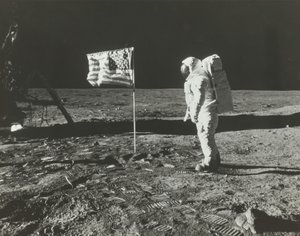 1969年、アメリカ国旗との月のバズ・アルドリン。 作： Neil Armstrong