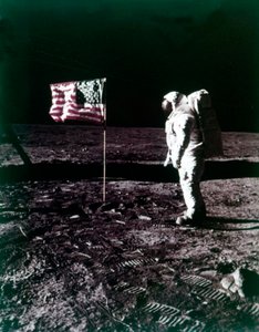 1969年7月、月面のアメリカ国旗の横に立つバズ・オルドリン。 作： Neil Armstrong