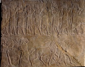 アスルバニパルの軍隊の音楽家たち。紀元前640年頃（新アッシリア時代、紀元前1000〜612年頃）の石灰岩の低浮彫り。メソポタミアのニネベで発見されました。ルーヴル美術館蔵。
