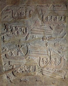 ネオアッシリア時代のメソポタミア（紀元前1000〜612年頃）。「海軍の遠征、レバノンからフェニキア海岸に沿って木材を輸送、船の積み込み」紀元前8世紀。Khorsabad (Khunsabad)より パリ、ルーヴル美術館 作： Neo Assyrian Neo Assyrian