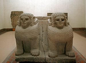 ネオ・ヒッタイト美術：スフィンクスの装飾を施した玄武岩製の柱の基部。サマル遺跡（現在のサムアル・ゼンジリまたはシンジリ）から。紀元前8世紀。イスタンブール考古学博物館 作： Neo Hittite