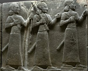 トルコの石からのヒッタイトの裁判所職員を描いたレリーフ 作： Neo Hittite