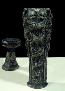 グデアのニンギシズィッダのための輸血用花瓶。メソポタミアの美術。ネオ・シュメール期（紀元前2150～2000年頃） ステアタイト。テッロ産。高さ：0.23m ルーヴル美術館（Musee Du Louvre 作： Neo Sumerian Neo Sumerian