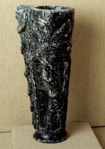 シュメール文明：グデア王子（紀元前2141～2122年）のステアタイト製のリベレーションベース。龍や蛇の装飾が施されています。寸法23 cm パリ、ルーヴル美術館（Musee du Louvre 作： Neo Sumerian Neo Sumerian