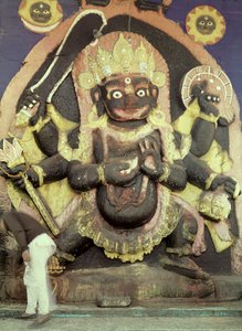 ダルバール広場のカーリーのレリーフ（多色石） 作： Nepalese School