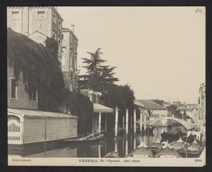 Gezicht op de Rio dei Ognissanti te Venetië ヴェネツィア - リオ ドニサンティ - 別のビュー (オブジェクトのタイトル) 作： Neue Photographische Gesellschaft