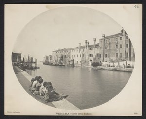 ベニスの運河沿いの波止場にいる子供たち ヴェネツィア - Canale della Giudecca (オブジェクトのタイトル) 作： Neue Photographische Gesellschaft